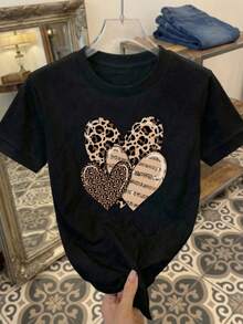 Camiseta informal de manga corta con cuello redondo para mujer con estampado de corazón de leopardo, largo regular, poliéster. - Negro - Ver 1