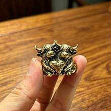 100% Brass Material Small Figurine Ornament, Couple Holding Heart Highland Cow, Cute And Interesting Adorable Cow, Hollow Couple Highland Cow Statue Ornament, Home Decor For Bookshelf And Desk, Collectible Gift - 1PC - View 4