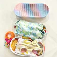 Estuche de almacenamiento de gafas de natación de silicona transpirable con diseño tie-dye, caja portátil para gafas de natación con cordón, organizador de accesorios de natación hueco de secado rápido para playa, piscina y viajes - forma ondulada rosa, azul y morada - Ver 1