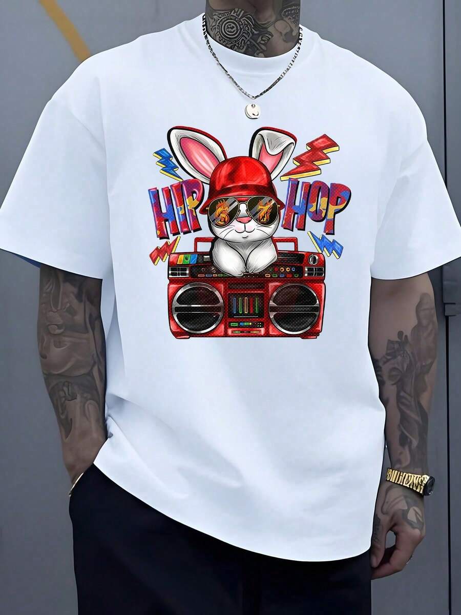 Conejo con gafas de sol reflejando fuego y gorra roja frente a una radio portátil rodeado de rayos de colores transmitiendo energía urbana vibrante camiseta de hombre 100% algodón 220g - Gris - Ver 1
