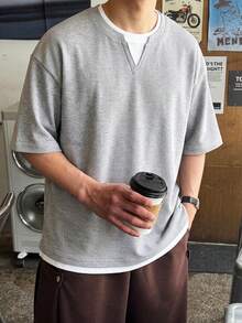 1件男士灰色华夫格纹V领短袖T恤，华夫格针织面料，宽松透气，休闲街头风，适合日常通勤和夏季街头穿着。 - 灰色 - 查看 4