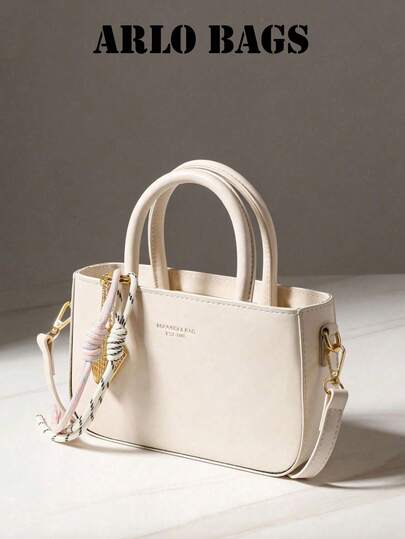 Bolso de mano minimalista coreano, forma cuadrada pequeña y recta sin diseño complejo innecesario, adecuado para viajes cortos, desplazamientos al campus, compras diarias, color base albaricoque claro que combina con cardigans de punto, vestidos de lino, camisetas versátiles, elegante unicolor versátil para cualquier atuendo, ligero sin carga