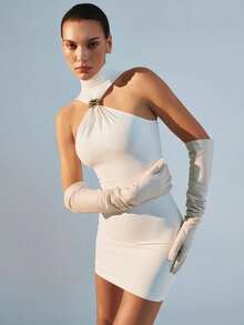 A Fitted Halter Dress With Unique Details, Ideal For Showing Off Your Figure. - 白色 - View 3