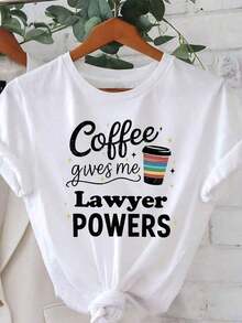 Camiseta Moderna y Minimalista "El Café Me Da Poderes de Abogado" Es Una Camiseta de Manga Corta Vibrante y Divertida, Perfecta Para el Uso Diario en la Oficina y Salidas Casuales. - Blanco - Ver 1