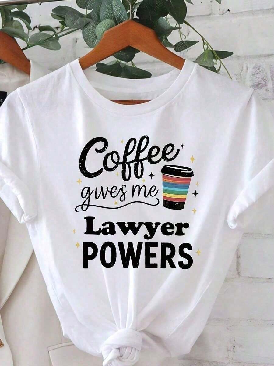 Camiseta Moderna y Minimalista "El Café Me Da Poderes de Abogado" Es Una Camiseta de Manga Corta Vibrante y Divertida, Perfecta Para el Uso Diario en la Oficina y Salidas Casuales. - Blanco - Ver 1