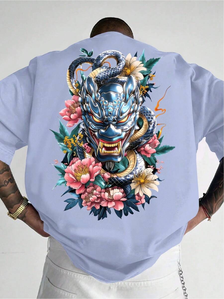 Una camiseta de colores vivos, estampada con motivos azules de la máscara de fantasma malvado, una serpiente y una peonía, es perfecta para un estilo casual y seguramente atraerá la atención - azul claro - Ver 1