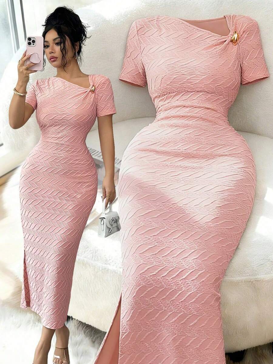 largo de manga corta con cuello irregular, cintura ceñida y bajo con abertura, diseño de metal hebilla, de tela jacquard de punto rosa de alta gama. Elegante y sofisticado, adecuado para reg - Rosa - Ver 1