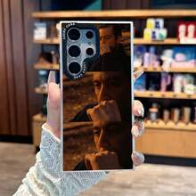 Funda de Teléfono Fashion Cambia de Color con Efecto Camaleón Tornasol Brillante, Diseño Estilo Póster de Cine Retro Gangster, Protección Antigolpes y Antideslizante, Regalo para Mamá, Novio, Familia y Amigos, Compatible con iPhone 11/12/13/14/15/16/17 Series y  Galaxy S20/S21/S22/S23/S24/S25/S26 Ultra/Plus/FE MXBSL2140 - BSL-BYG-MXBSL2140 - Ver 5