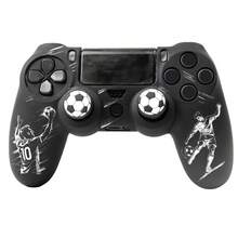 Accesorio de juego de mesa con temática de fútbol con patrones de trofeo, funda de piel de controlador y pegatina personalizada con antideslizante para controlador Playstation 4, RALAN 1 Funda protectora de controlador+2 tapas de agarre de pulgar personalizadas+ - Ver 4