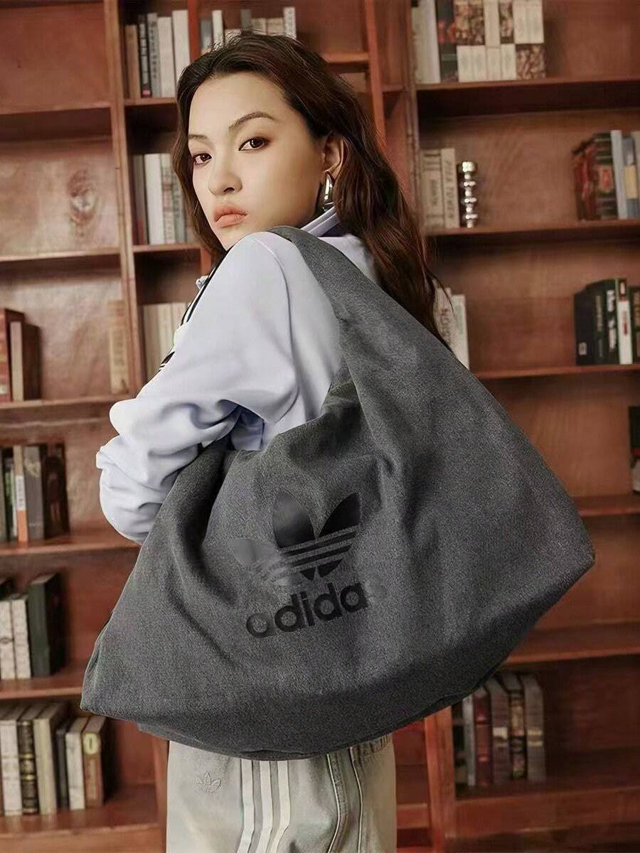 Tas Bahu Unisex adidas Originals Logo, Kapasitas Besar, Desain Logo, Bukaan Resleting, Tas Awan, Tas Selempang, Tas Tangan, Gaya Reguler, Hitam untuk Pasangan - Hitam - View 1