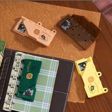1個迷你卡片式M5三孔打孔器，復古便攜式小型手動打孔器，適用於M5 A7 A6手帳紙，輕量DIY裝訂工具，剪貼簿文具，實用的返校與日常辦公用品禮物 - 多色 - 查看 2