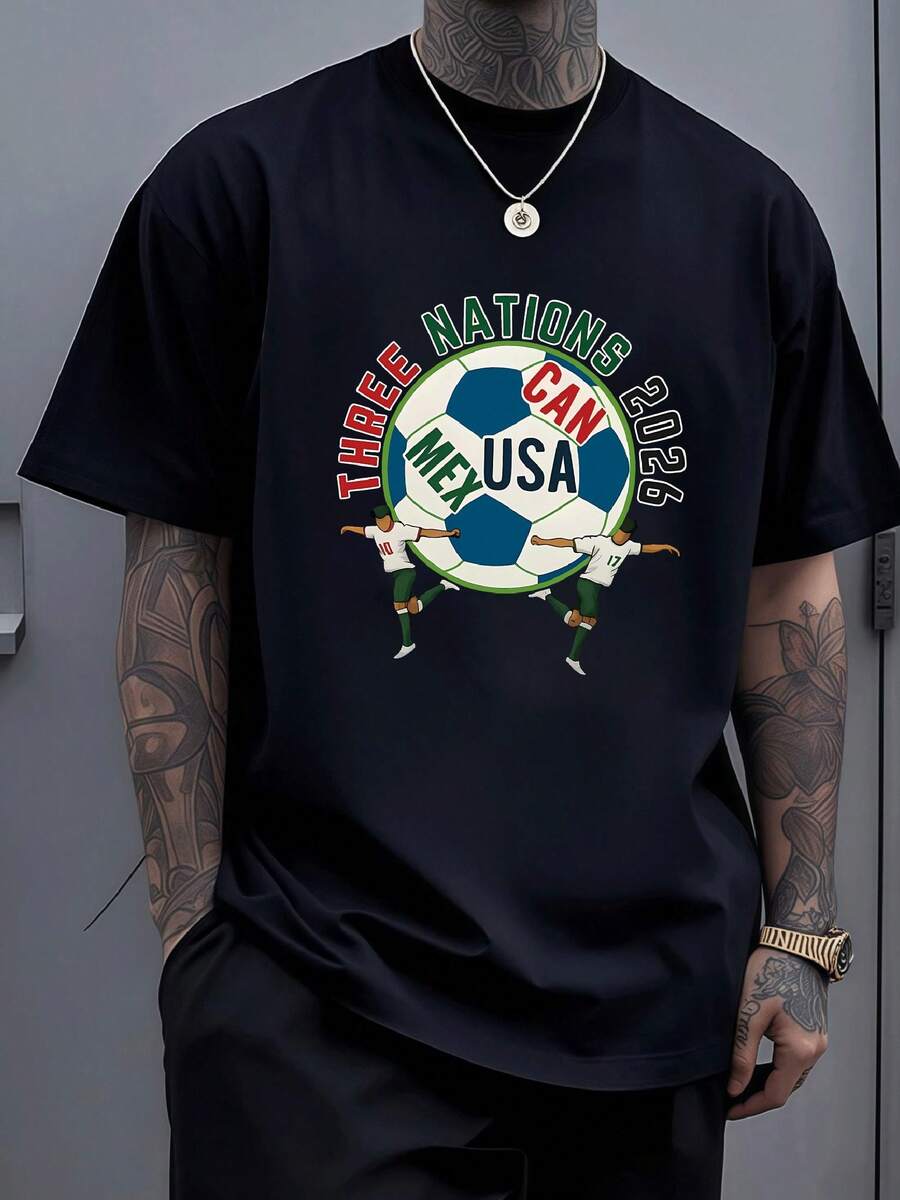 Símbolo de unión futbolística entre México Canadá y Estados Unidos con jugadores celebrando alrededor de un gran balón con texto Three Nations 2026 Camiseta de hombre 100% algodón - Negro - Ver 1
