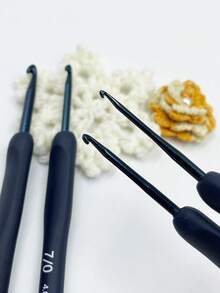 [4件組]藍色鉤針套組，2.0-5.0mm 4種常用尺寸，金屬鉤頭，光滑不分線，針身標記清晰，適合初學者與各種鉤編手工項目 - 藍柄鉤針 - 查看 5