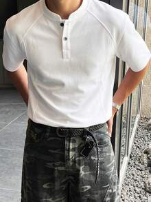 男士白色亨利领短袖Polo衫，针织面料，宽松透气，休闲商务美式风格，适合日常通勤和夏季休闲穿着。 - 白色 - 查看 10