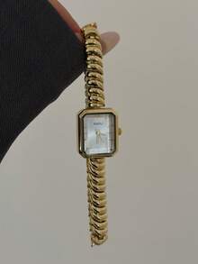 This Fashionable Women's Wristwatch Features A Rectangular Dial Design, Exquisite And Elegant, Perfect For Commuting Wear - Gold - View 3