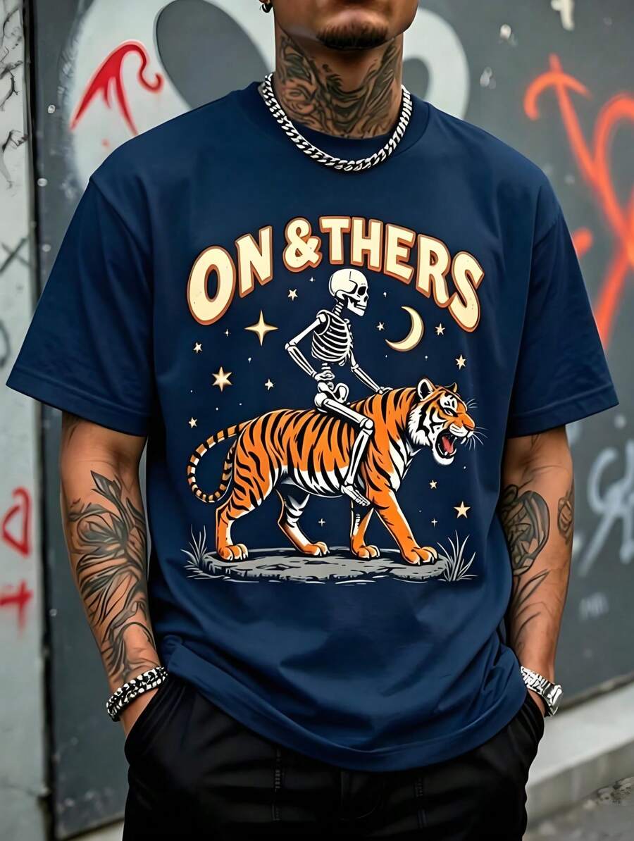 Men's Loose Fit T-Shirt, Full Skeleton Print Riding A Roaring Tiger With Night Sky, Half Moon And Stars, Vintage Bow Text, Western Retro Gothic Streetwear Style. - 藏蓝色 - 查看 1