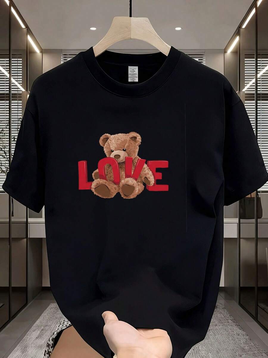 Camiseta gráfica para hombre, elegante y relajada, con un estampado de un oso de peluche marrón y la palabra 'LOVE' en rojo, perfecta como regalo navideño para adultos, adecuada para Navidad - Negro - Ver 1