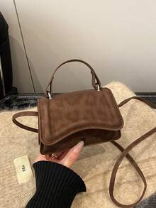 Bolso de mano pequeño para mujer, bolso de tote portátil y ligero, nuevo bolso pequeño de solapa de unicolor de moda para el verano 2025, bolso de hombro cruzado - Marrón - Ver 2