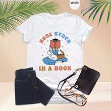 Remera Oversize con Diseño de Persona Leyendo Libro Manga Corta Cuello Redondo Estilo Urbano Casual Moda Streetwear Blusa Y2K Alternativo - Blanco - Ver 1
