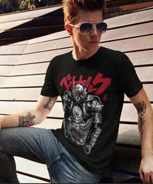 Camiseta Vintage de Anime: Diseño Gráfico de Espadachín Negro y Caballero Calaverado - Negro - Ver 4