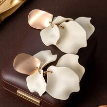 1 Pair Exaggerated Geometric Metal Large Petal Shaped Design Earrings, Daily Wear Women's Beach Vacation Style Large Earrings - Style 1 - View 3