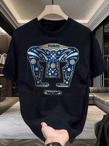Pumas UNAM Liga MX Club de Fútbol para Hombres, Diseño de Insignia Negra con Azul y Dorado, - Negro - Ver 1
