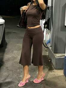 LovelyWholesale Conjunto de 2 piezas para mujer: camiseta de manga corta de cuello redondo de unicolor y pantalones acampanados 3/4, atuendo elegante para verano y todas las estaciones - Marrón - Ver 5