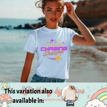 Camiseta Gráfica Retro 'Forever Chasing Dreams' - Moda Estilo Años 80, Camiseta con Letrero de Neón, Camiseta Daydreamer - Negro - Ver 5