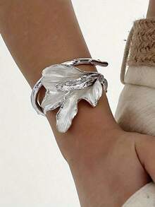 pieza de pulsera elegante para mujer con hoja de iris de esmalte blanco - Diseñde moda francesa en oro, adecuada para uso diario y de fiesta, joyeríversátil para todas las estaciones. - Plateado - Ver 6