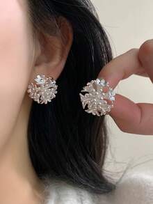 1 Pair Luxury Fashion Exquisite Blooming Daisy Design Elegant High-End Stud Earrings For Women, Suitable For Party And Gathering - Silver - View 2