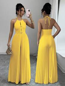 Elegante mono para mujer de patas anchas con lazo de metal con rhinestones, plisado, corte lateral y cuello halter en color albaricoque - Amarillo - Ver 1