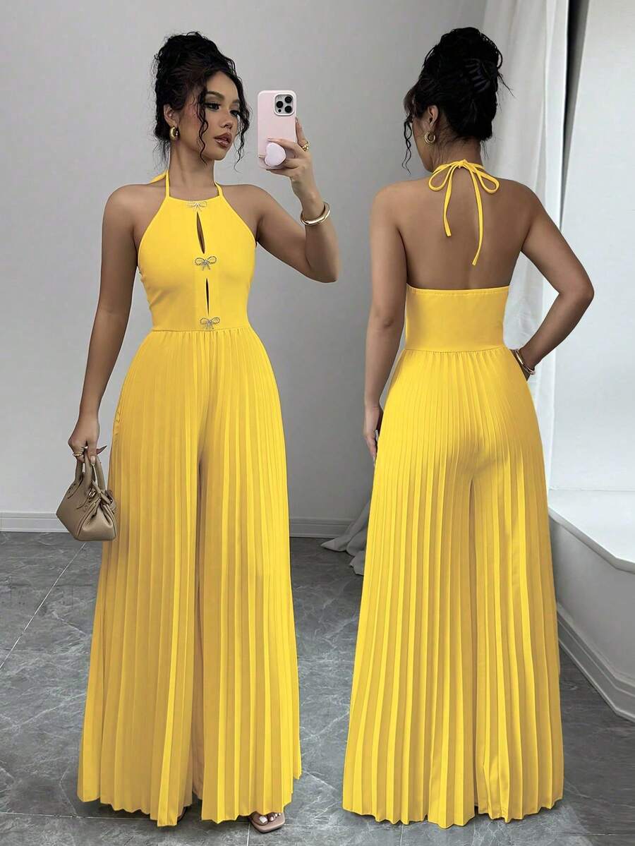 Elegante mono para mujer de patas anchas con lazo de metal con rhinestones, plisado, corte lateral y cuello halter en color albaricoque - Amarillo - Ver 1