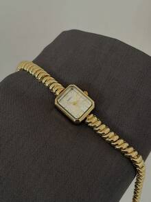 This Fashionable Women's Wristwatch Features A Rectangular Dial Design, Exquisite And Elegant, Perfect For Commuting Wear - Gold - View 2