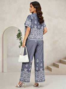Conjunto dos piezas top asimétrico con recorte y pantalones anchos de talle alto, tejido estructurado, silueta alargante ideal para salidas nocturnas y eventos casuales - Azul oscuro - Ver 2