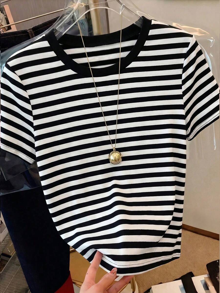 de corte holgado y estilizador, top casual con estilo clásico de contraste de rayas off-shoulder, camiseta de cuello redondo de manga corta y ligera para el verano, versátil para uso diario - Negro - Ver 1
