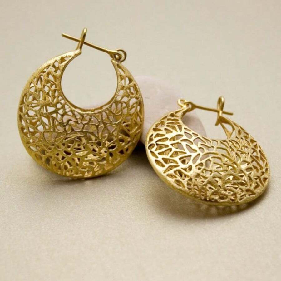 Minimalist Retro Hollow Round Hoop Earrings, Exquisite And Delicate Craftsmanship; Suitable For Daily Commute, Travel, Vacation, Party Occasions, Versatile Women's Jewelry Accessory - Gold - View 1