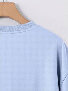 Una camiseta de colores vivos, estampada con motivos azules de la máscara de fantasma malvado, una serpiente y una peonía, es perfecta para un estilo casual y seguramente atraerá la atención - azul claro - Ver 4