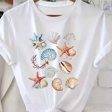 Camiseta blanca colorida con dobladillo anudado y estampado de vida marina y conchas marinas - una camiseta casual de manga corta perfecta para el verano, vacaciones en la playa y amantes de - Blanco - Ver 1