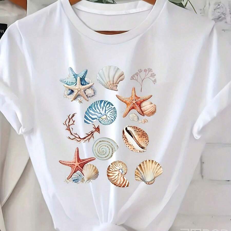 Camiseta blanca colorida con dobladillo anudado y estampado de vida marina y conchas marinas - una camiseta casual de manga corta perfecta para el verano, vacaciones en la playa y amantes de - Blanco - Ver 1
