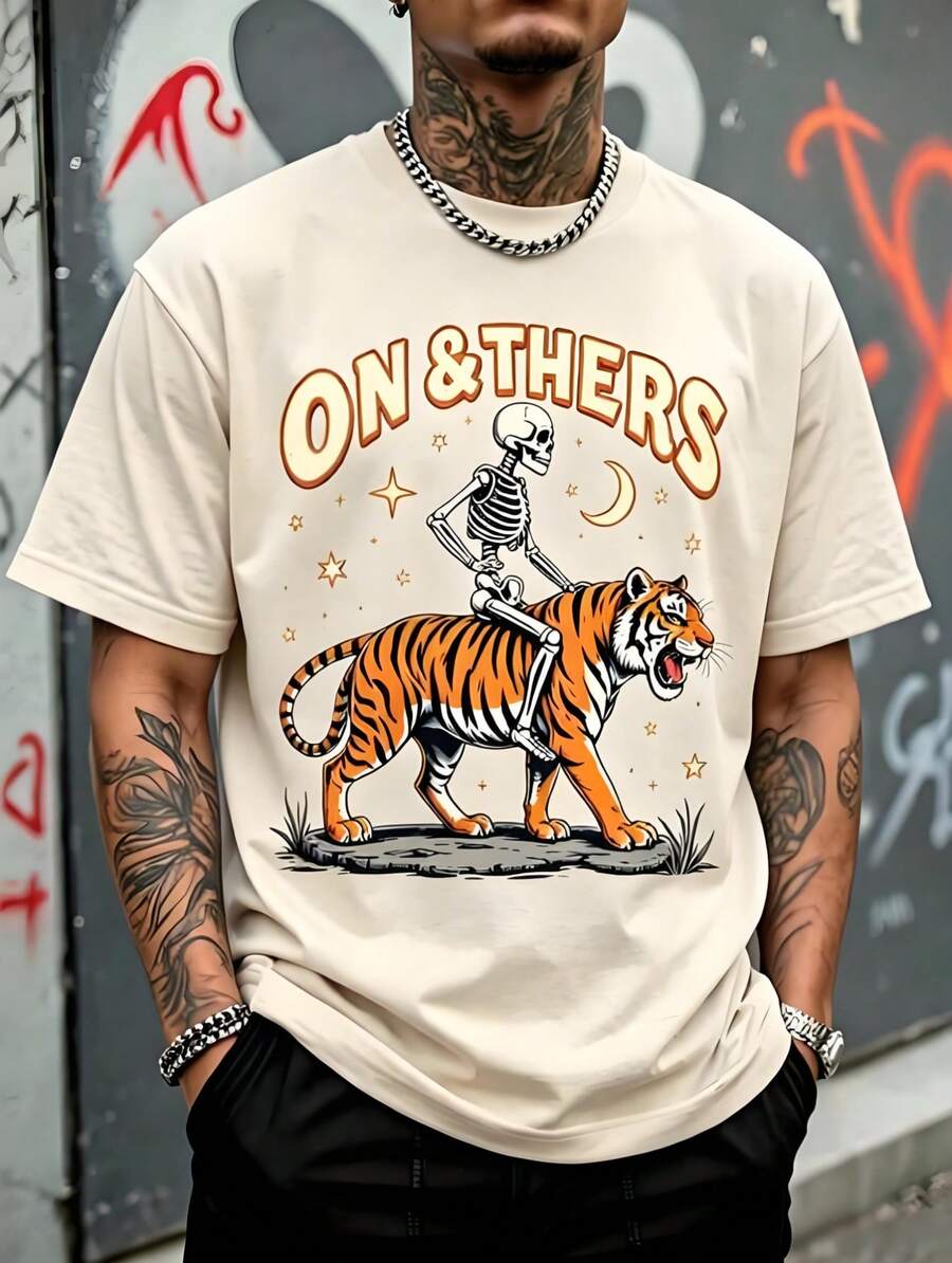 Men's Loose Fit T-Shirt, Full Skeleton Print Riding A Roaring Tiger With Night Sky, Half Moon And Stars, Vintage Bow Text, Western Retro Gothic Streetwear Style. - 杏色 - 查看 1