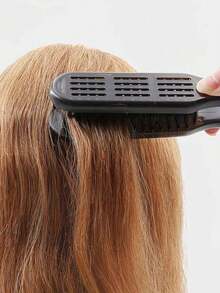 Sisir pelurus rambut tahan panas berbentuk V adalah sikat penata rambut profesional yang dapat menghaluskan rambut dengan lembut tanpa merusaknya. Mudah menciptakan rambut halus dan lembut. Gagang ABS transparan memberikan pegangan yang nyaman dan mudah dipegang. Sisir pelurus multifungsi ini menggabungkan fungsi menyisir, meluruskan, dan menambah volume dalam satu alat. - tidak ada - View 1