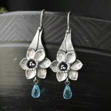 Pendientes de silueta floral vintage con colgante azul facetado, que emanan el encanto vintage del estilo Mori - Plateado - Ver 1