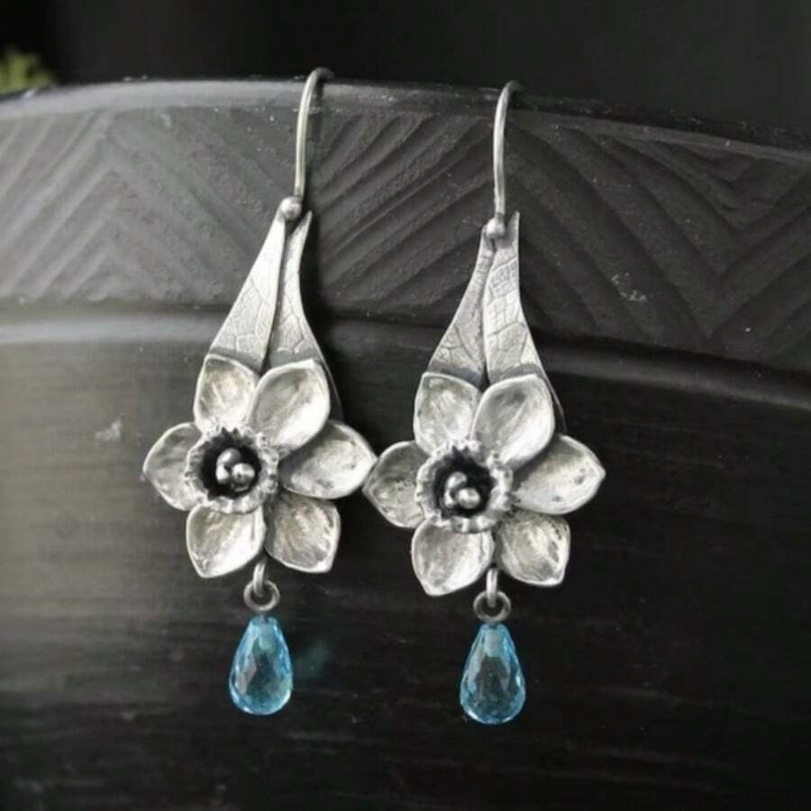 Pendientes de silueta floral vintage con colgante azul facetado, que emanan el encanto vintage del estilo Mori - Plateado - Ver 1