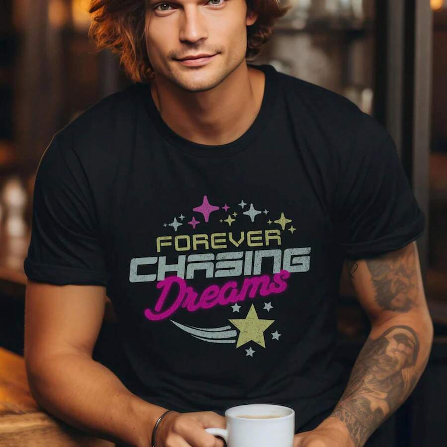 Camiseta Gráfica Retro 'Forever Chasing Dreams' - Moda Estilo Años 80, Camiseta con Letrero de Neón, Camiseta Daydreamer - Negro - Ver 1