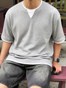 1件男士灰色华夫格纹V领短袖T恤，华夫格针织面料，宽松透气，休闲街头风，适合日常通勤和夏季街头穿着。 - 灰色 - 查看 5