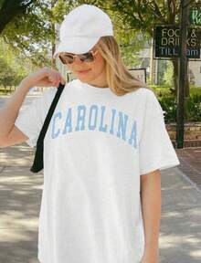 Camiseta Gráfica Oversize de Manga Corta, Camisetas de Algodón Tallas Grandes, Camiseta Gráfica Carolina, Estilo Vintage, Camiseta Carolina de Cuello Redondo, Camiseta Preppy North Varsity, - Blanco - Ver 1