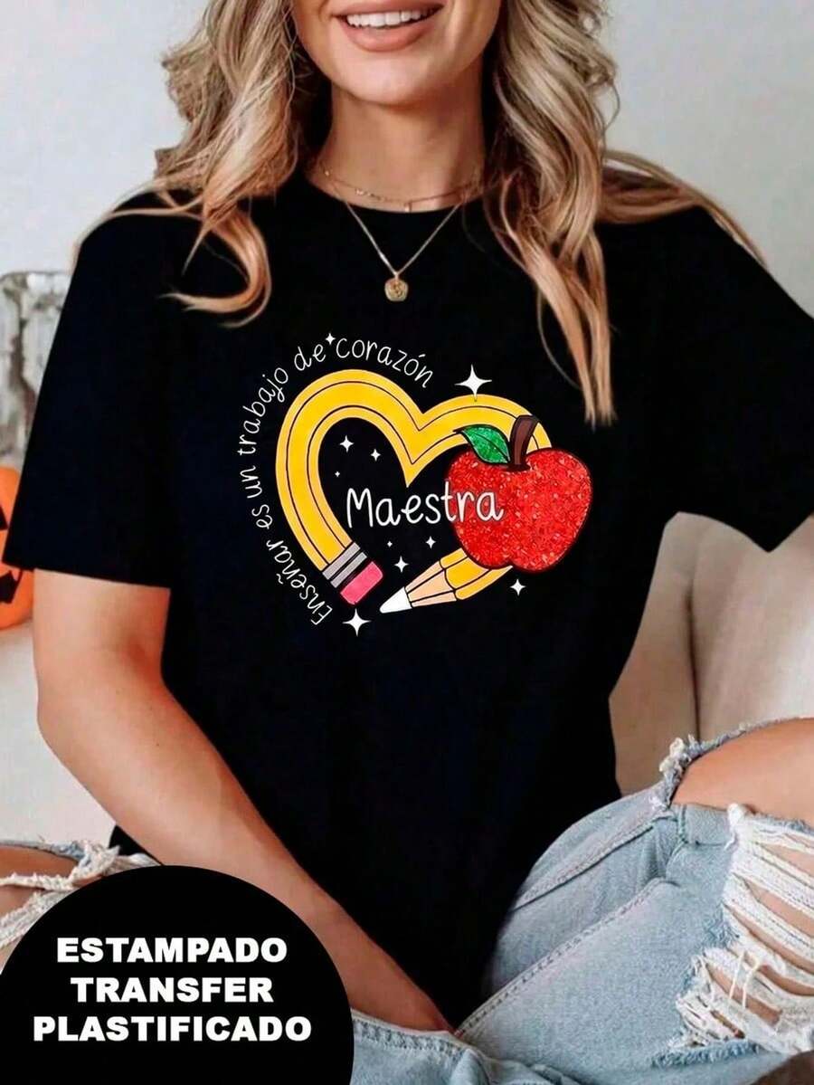 Printed T-Shirt With A Heart-Shaped Pencil, A Glitter-Effect Apple (But It's Printed), The Text "Maestra" (Teacher) And The Phrase "Enseñar Es Un Trabajo De Corazón" (Teaching Is A Job From The Heart), Printed Design. - 黑色 - 查看 1