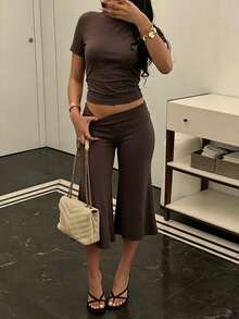 LovelyWholesale Conjunto de 2 piezas para mujer: camiseta de manga corta de cuello redondo de unicolor y pantalones acampanados 3/4, atuendo elegante para verano y todas las estaciones - Marrón - Ver 2