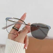 Modern Color-Changing  Glasses, Flat Metal Frame With A Fashionable Hollow Design, Retro Color-Changing Glasses. - 黑金框 - 查看 5