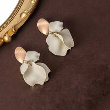 1 Pair Exaggerated Geometric Metal Large Petal Shaped Design Earrings, Daily Wear Women's Beach Vacation Style Large Earrings - Style 1 - View 4